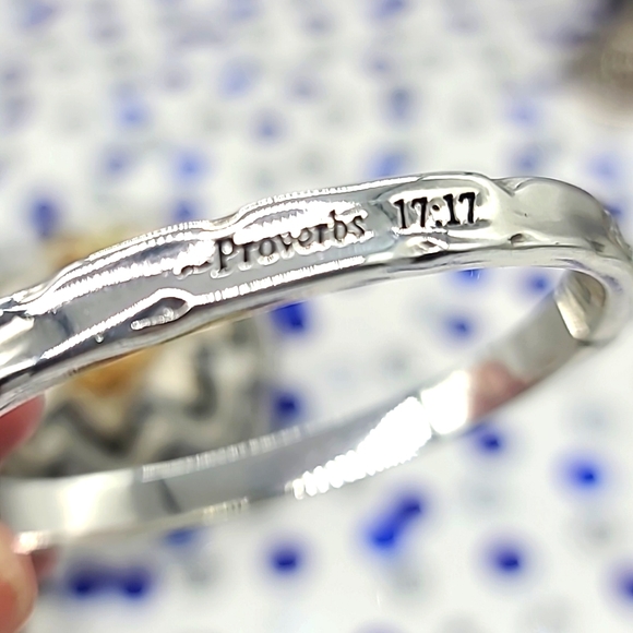 Brighton "FOOTPRINTS:Proverbs 17:17" Hinged Bangle w Inset Swarovski Crystals! - Picture 3 of 9